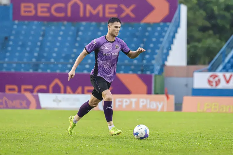 Adriano Schmidt Adriano Schmidt trong màu áo Becamex Bình Dương