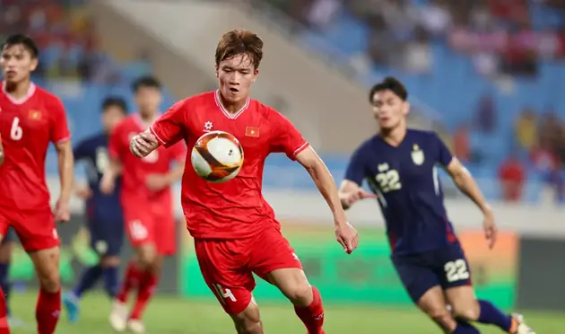 Hoàng Đức Đá Cặp Với Ai? Hé Lộ Đối Tác Hoàn Hảo Tuyến Giữa ĐT Việt Nam 2026 2 ai đá cặp với hoàng đức Hoàng Đức sút xa