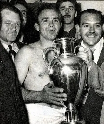 Alfredo Di Stéfano: Huyền thoại "Mũi tên tóc vàng" và hành trình vĩ đại 3 Alfredo Di Stéfano Alfredo Di Stéfano ăn mừng bàn thắng cho Real Madrid phần 4