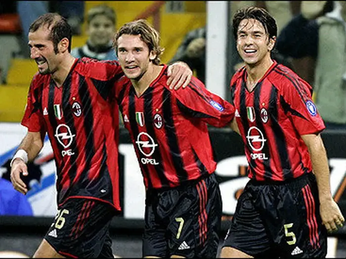 Andriy Shevchenko: Huyền thoại Ukraine và hành trình vinh quang 3 Andriy Shevchenko Shevchenko ăn mừng bàn thắng cùng AC Milan phần 4