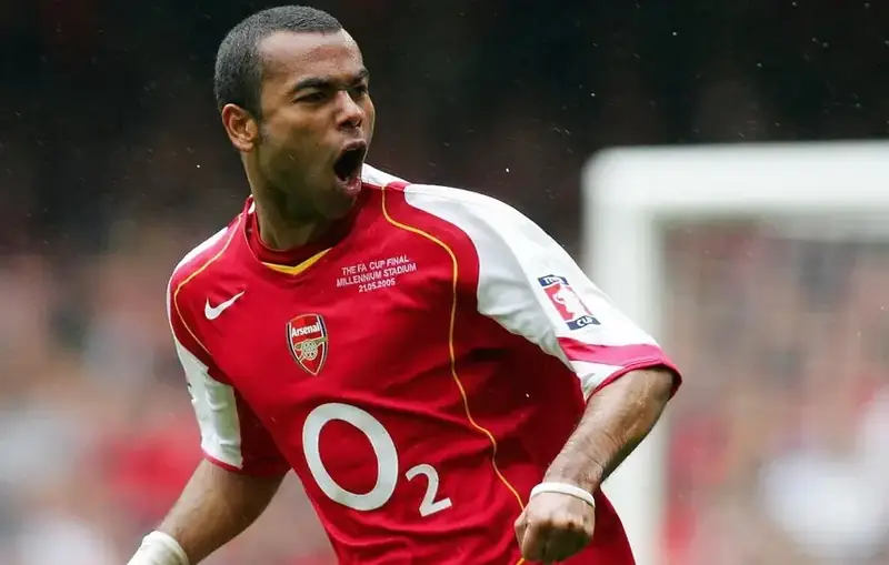 Ashley Cole: Hành Trình Hậu Vệ Trái Huyền Thoại Của Bóng Đá Anh 2 Ashley Cole Ashley Cole trong màu áo Arsenal phần 3