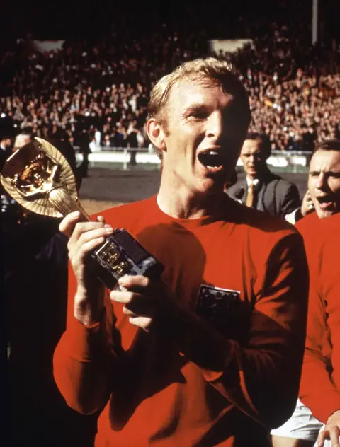 Bobby Moore: Huyền Thoại Về Người Đội Trưởng Vô Song 3 Bobby Moore Bobby Moore nhận cúp vô địch World Cup 1966 phần 4