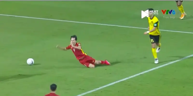 bóng cỏ là gì cầu thủ ngã trong vòng cấm