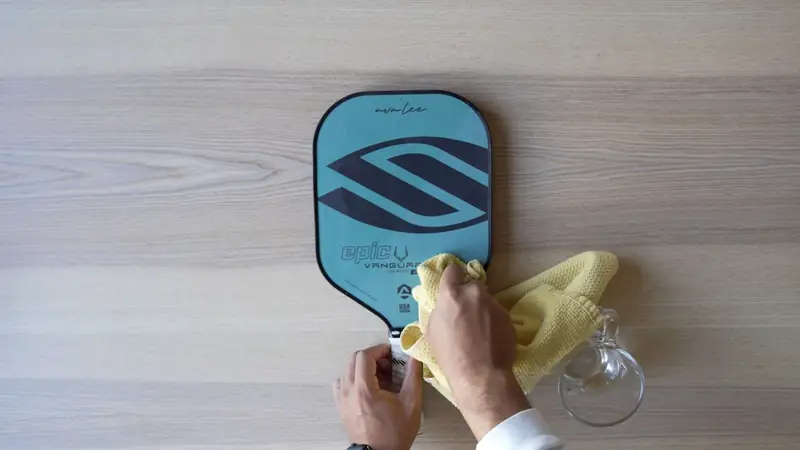 cách bảo quản và vệ sinh vợt pickleball làm sạch tay cầm vợt