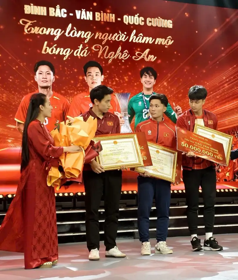 Cao Văn Bình: Hành Trình Thủ Môn Tài Năng Của Bóng Đá Việt Nam 3 Cao Văn Bình Cao Văn Bình nhận giải thưởng