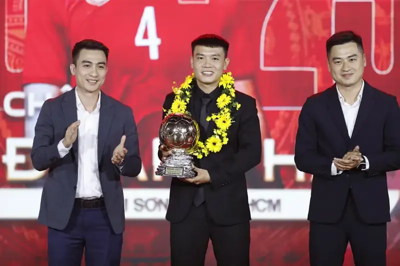 Châu Đoàn Phát: Hành Trình Quả Bóng Vàng Futsal 2026 Từ Vạch Xuất Phát 3 Châu Đoàn Phát Châu Đoàn Phát nhận giải thưởng