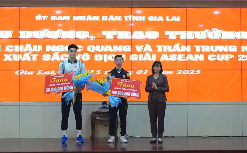 Châu Ngọc Quang: Hành Trình Từ Tài Năng Trẻ Đến Tuyển Thủ Quốc Gia 3 Châu Ngọc Quang Châu Ngọc Quang nhận giải thưởng