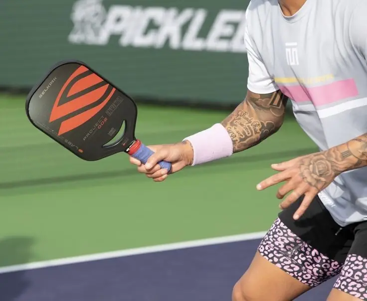Pickleball: Chọn Vợt Theo Phong Cách Chơi – Nâng Tầm Bản Lĩnh 2026! 10 chon vot pickleball theo phong cach choi nguoi choi pickleball cam vot