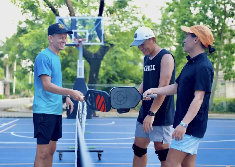 Pickleball: Chọn Vợt Theo Phong Cách Chơi – Nâng Tầm Bản Lĩnh 2026! 3 chọn vợt pickleball theo phong cách chơi người chơi pickleball giao bóng