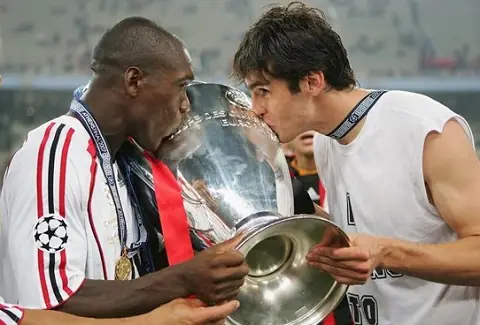 Clarence Seedorf Clarence Seedorf cùng AC Milan nâng cao cúp Champions League phần 4