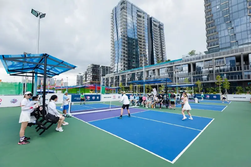 Cộng Đồng Pickleball Việt Nam 2026: Khám Phá Câu Lạc Bộ, Xu Hướng & Bí Quyết Chinh Phục 2 cộng đồng và câu lạc bộ pickleball Việt Nam sân bóng pickleball hiện đại