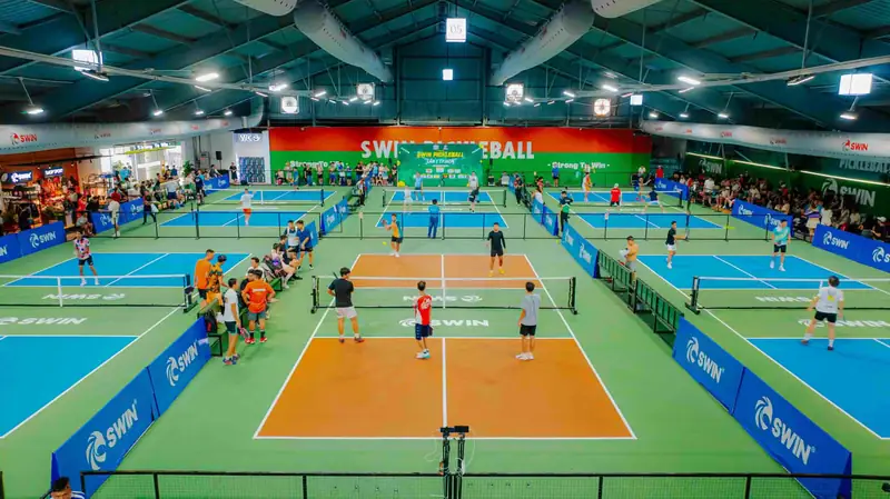 đặt sân pickleball online và giá thuê sân pickleball với đèn chiếu sáng tốt