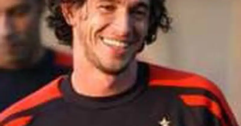 Demetrio Albertini: Huyền thoại tuyến giữa AC Milan và hành trình đỉnh cao 3 Demetrio Albertini Albertini trong màu áo đội tuyển Ý phần 4