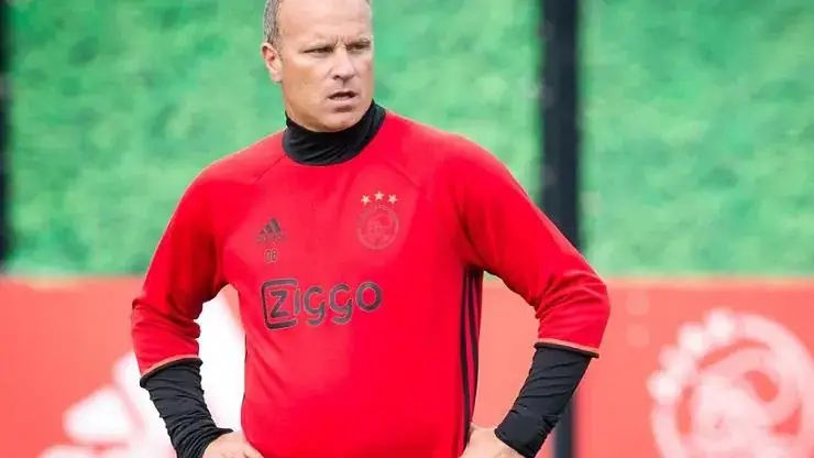 Dennis Bergkamp: Hành trình Nghệ sĩ Sân cỏ "Không Bay" 2 Dennis Bergkamp Dennis Bergkamp trong màu áo Ajax phần 3