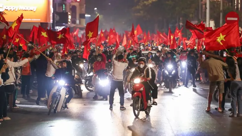 Đi Bão Là Gì? Bí Mật Đằng Sau "Cơn Sốt" Ăn Mừng Độc Đáo Của Người Việt 2 đi bão là gì xe máy cổ vũ