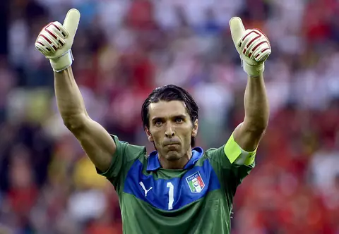 Dino Zoff: Huyền thoại Thủ môn và Hành trình Vô địch World Cup 1982 3 Dino Zoff Dino Zoff trong khung gỗ Juventus phần 4