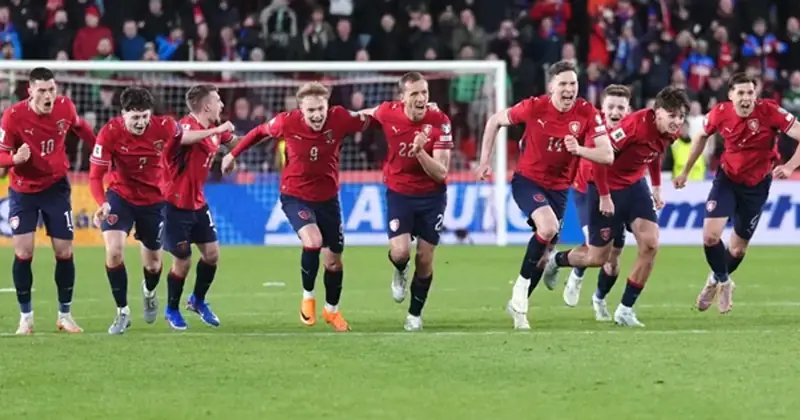 Đội tuyển Cộng hòa Séc: Hành trình vinh quang tại World Cup 2026 3 Đội tuyển Cộng hòa Séc HLV Miroslav Koubek chỉ đạo các cầu thủ Đội tuyển Cộng hòa Séc tập luyện cho World Cup 2026 phần 4