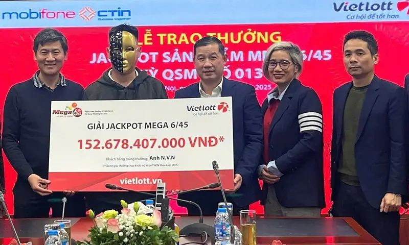 Dụng Quang Nho: Hành Trình Chinh Phục Đỉnh Cao Của Tiền Vệ Tài Năng 3 Dụng Quang Nho Dụng Quang Nho nhận giải thưởng