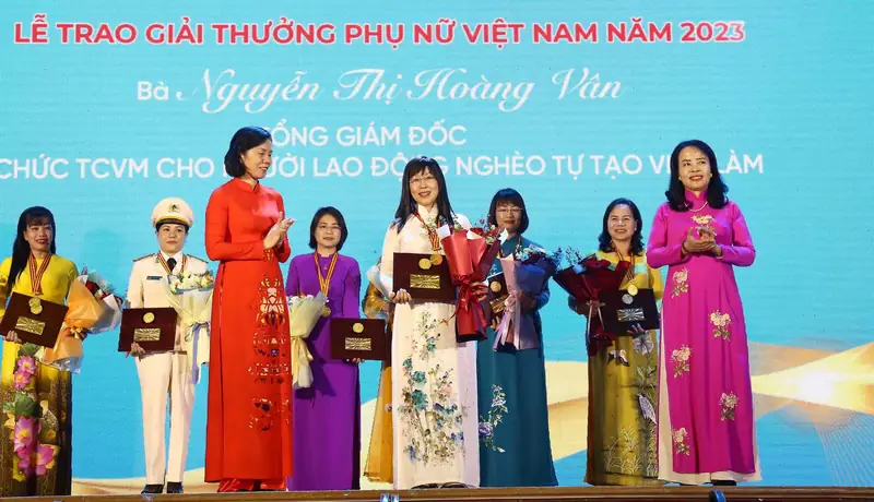 Dương Thị Vân Dương Thị Vân nhận giải thưởng cá nhân hoặc tập thể