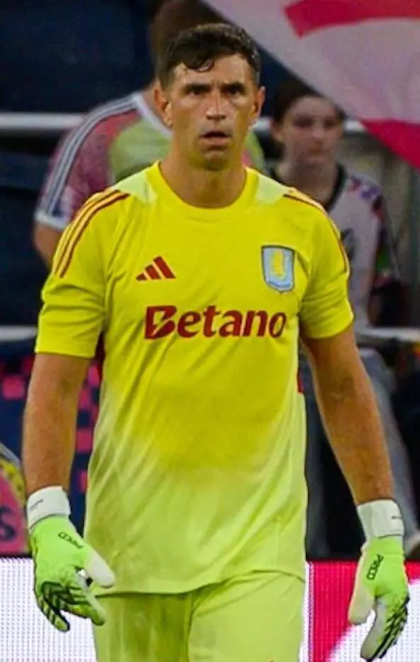 Emiliano Martínez: Hành Trình Thủ Môn Vô Song Của Argentina 2 Emiliano Martínez Emiliano Martínez trong màu áo Aston Villa phần 3