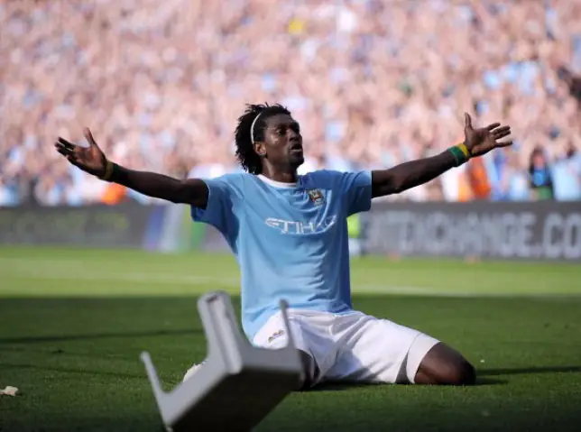 Emmanuel Adebayor Adebayor ăn mừng bàn thắng cho Arsenal phần 4