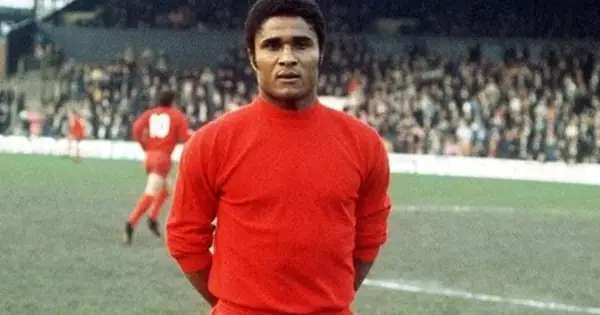 Eusébio Eusébio trong màu áo Benfica ăn mừng bàn thắng phần 3