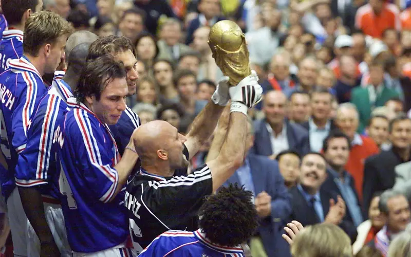 Fabien Barthez: Thủ Thành "Độc Lạ" Lừng Danh Thế Giới 3 Fabien Barthez Fabien Barthez ăn mừng chức vô địch Premier League cùng Manchester United phần 4