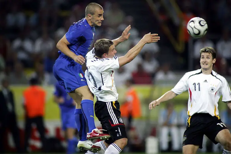Fabio Cannavaro: Huyền thoại Ý, Nỗi khiếp sợ của mọi tiền đạo 3 Fabio Cannavaro Fabio Cannavaro tranh chấp bóng với cầu thủ Real Madrid phần 4