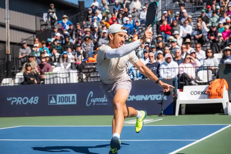 Federico Staksrud Federico Staksrud thi đấu pickleball trên sân phần 3