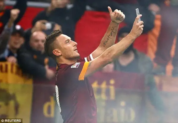 Francesco Totti Francesco Totti ăn mừng bàn thắng cùng AS Roma phần 3