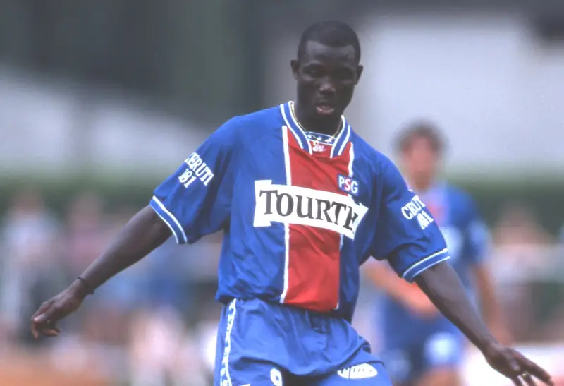 George Weah: Huyền Thoại Liberia và Hành Trình Vươn Tầm Thế Giới 3 George Weah George Weah ăn mừng bàn thắng cho PSG phần 4