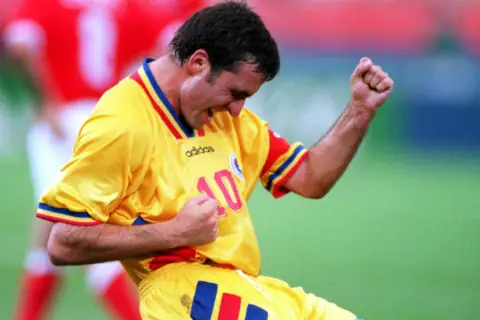 Gheorghe Hagi: Huyền Thoại "Phù Thủy" Sân Cỏ Romania 2 Gheorghe Hagi Gheorghe Hagi trong màu áo Sportul Studenţesc phần 3