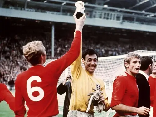 Gordon Banks: Huyền Thoại Gác Đền và "Pha Cứu Thua Thế Kỷ" 2 Gordon Banks Gordon Banks trong màu áo Leicester City phần 3