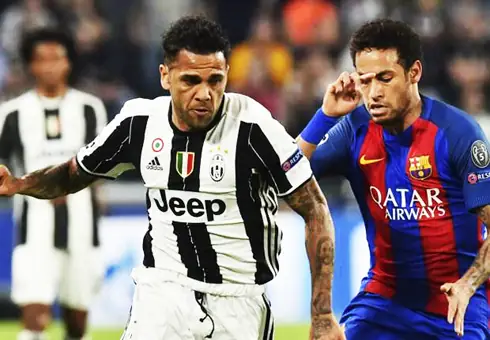 hậu vệ cánh Dani Alves lên tấn công