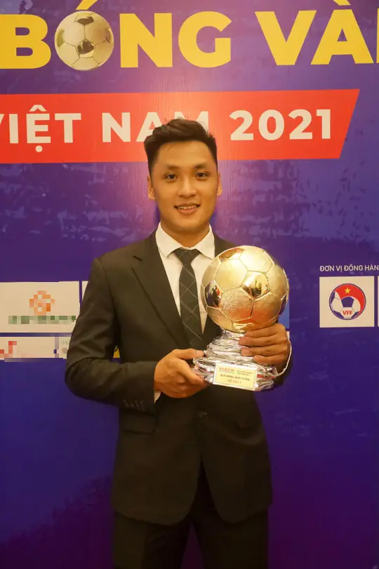 Hồ Văn Ý: Hành Trình Từ Tài Năng Trẻ Đến Ngôi Sao Sáng Của Bóng Đá Việt 3 Hồ Văn Ý Hồ Văn Ý nhận giải thưởng