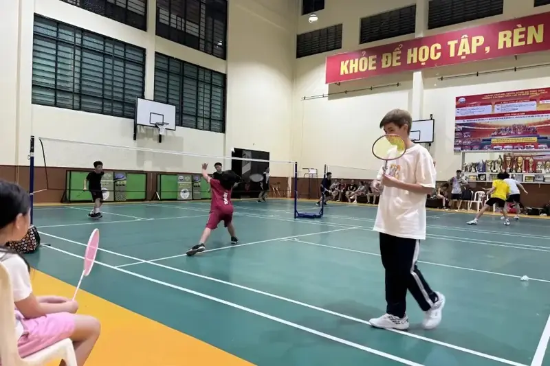 học cầu lông sân cầu lông trong nhà