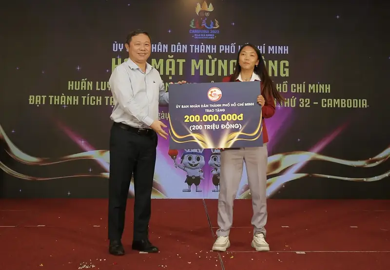 Huỳnh Như Huỳnh Như nhận giải thưởng