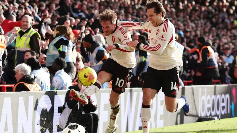Jamie Carragher: Hành Trình Huyền Thoại Của Người Lính Già Liverpool 3 Jamie Carragher Jamie Carragher ăn mừng bàn thắng cho Liverpool phần 4