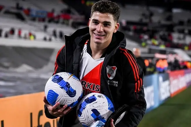Julián Álvarez Julián Álvarez trong màu áo River Plate ăn mừng bàn thắng phần 3