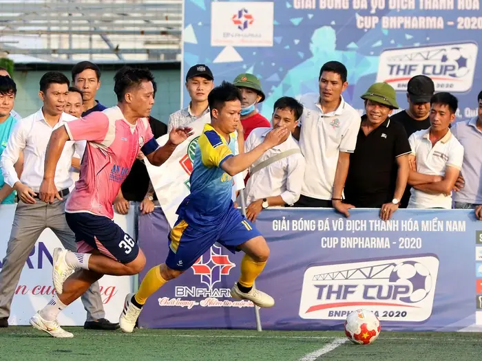 Giải Mã Kèo Bóng Đá Phủi: Từ A-Z Cho Người Mới Bắt Đầu 2026 2 kèo bóng đá phủi cầu thủ ăn mừng bàn thắng trên sân phủi