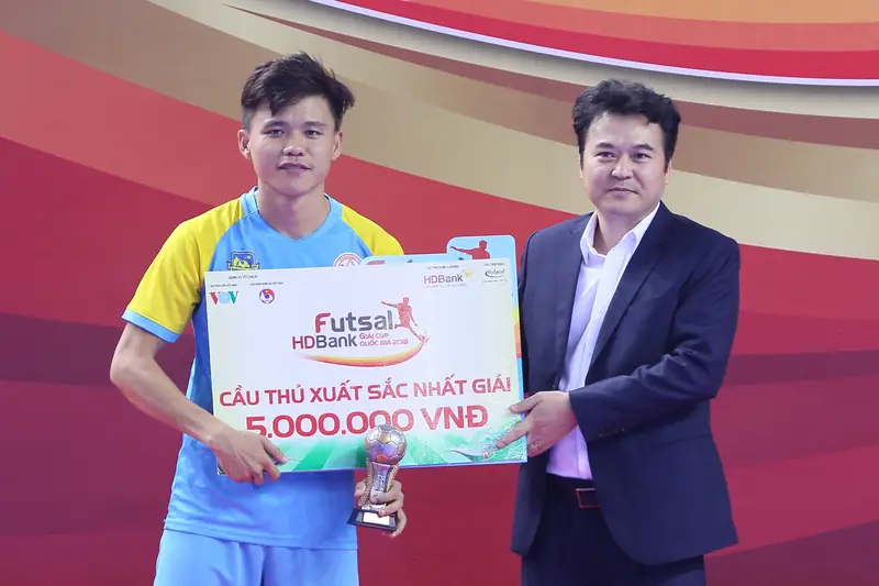 Khổng Đình Hùng Khổng Đình Hùng nhận giải thưởng