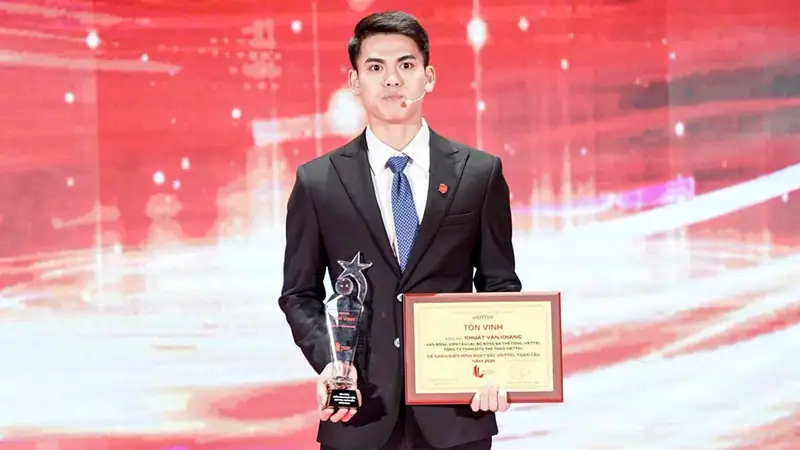 Khuất Văn Khang Khuất Văn Khang nhận giải thưởng cá nhân