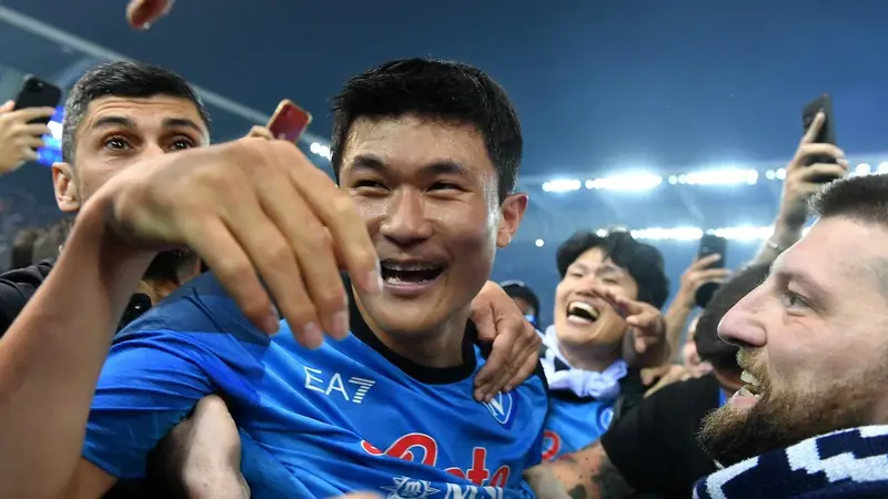 Kim Min-jae: Hành trình "Quái vật" từ xe cá đến đỉnh cao bóng đá 2026 3 Kim Min-jae Kim Min-jae ăn mừng chức vô địch Serie A cùng Napoli phần 4
