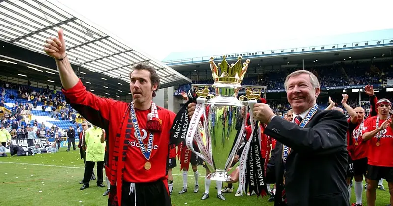 Laurent Blanc: Huyền Thoại Pháp và Hành Trình Đầy Vinh Quang 2 Laurent Blanc Laurent Blanc thi đấu cho Manchester United phần 3