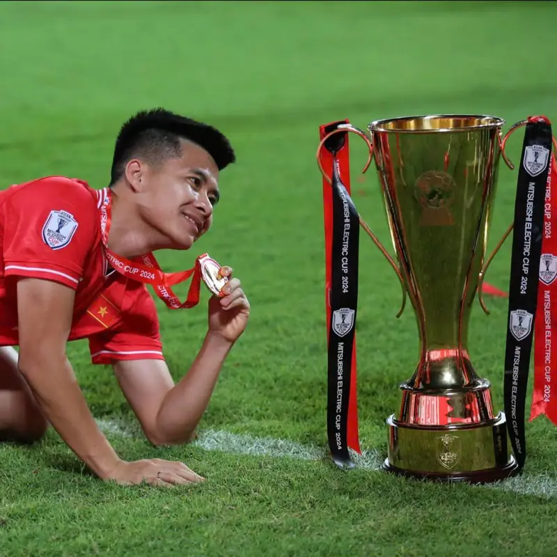 Lê Phạm Thành Long: Hành Trình Chinh Phục Đỉnh Cao Tiền Vệ Việt Nam 3 Lê Phạm Thành Long Lê Phạm Thành Long nhận giải thưởng cá nhân