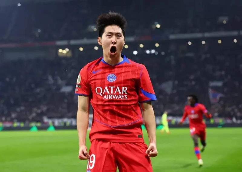 Lee Kang-in: Hành trình kỳ diệu từ tài năng trẻ đến ngôi sao PSG 2 Lee Kang-in Lee Kang-in trong màu áo Valencia phần 3