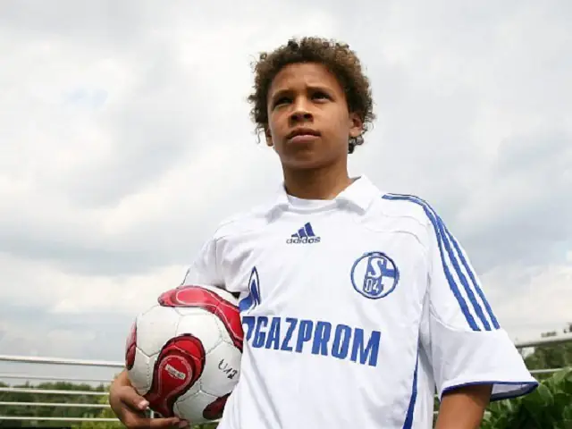 Leroy Sané: Hành Trình Từ Tài Năng Trẻ Đến Ngôi Sao Tỏa Sáng 2 Leroy Sané Leroy Sané trong màu áo Schalke 04 phần 3