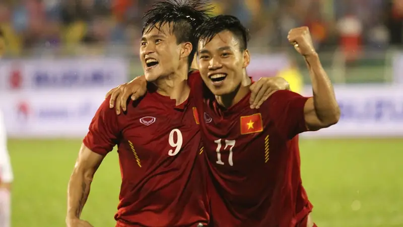 Bóng Đá Việt Nam: 130 Năm Biến Đổi & Những Cột Mốc Vàng Rực 2026! 2 lịch sử bóng đá việt nam Lê Công Vinh ghi bàn