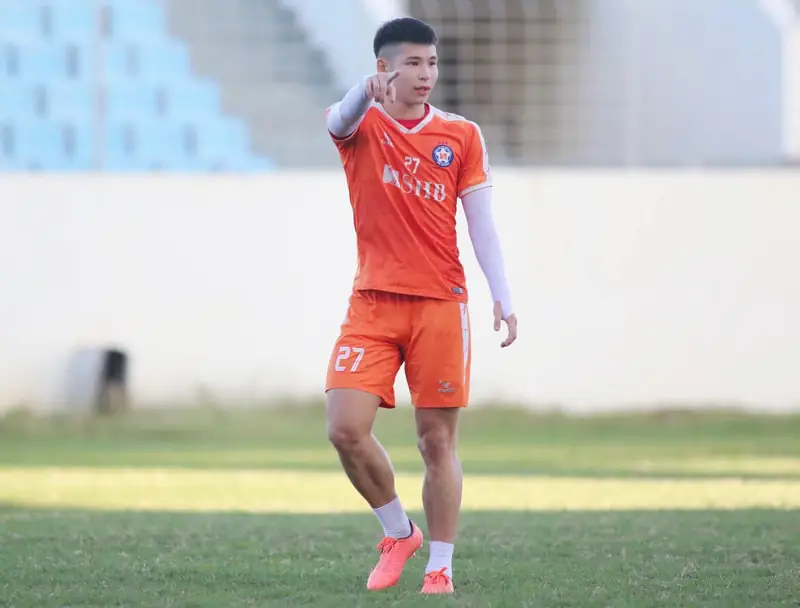 Liễu Quang Vinh: Hành Trình Từ Tài Năng Trẻ Đến Hậu Vệ Đáng Tin Cậy Của Bóng Đá Việt Nam 2 Liễu Quang Vinh Liễu Quang Vinh thi đấu