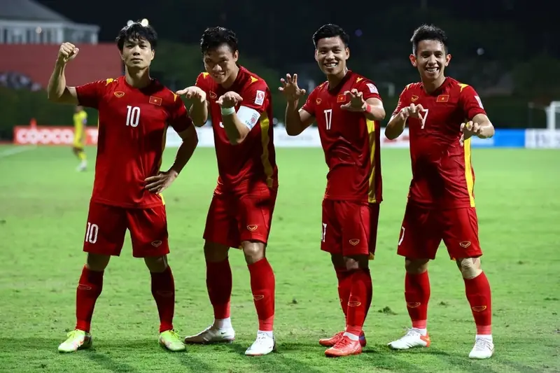 Lối Chơi Đội Tuyển Việt Nam 2026: Bí Mật Chinh Phục Đỉnh Cao Thế Giới? 2 lối chơi đội tuyển việt nam cầu thủ ăn mừng bàn thắng